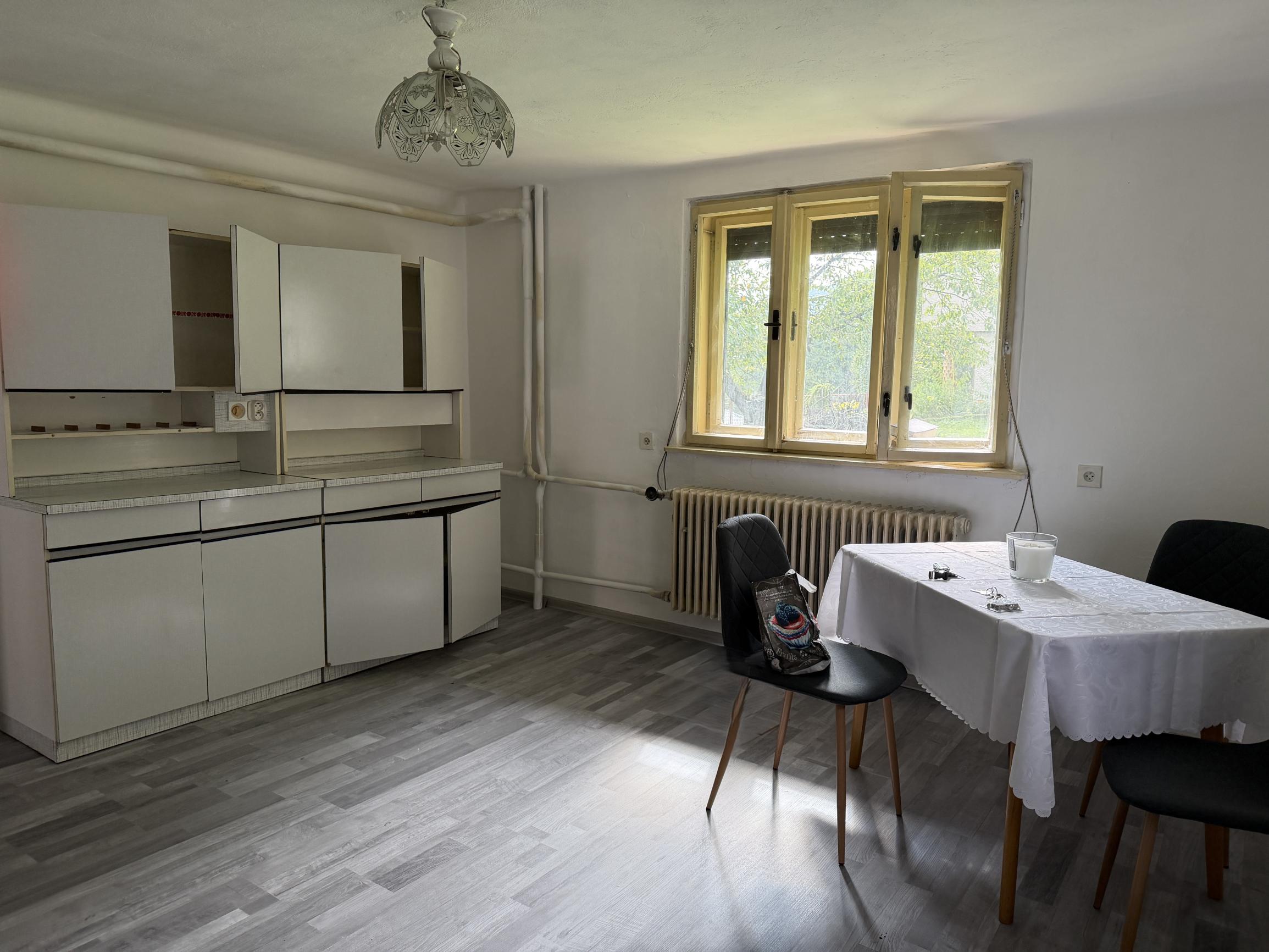 Priestranný rodinný dom s veľkou záhradou - Lopej