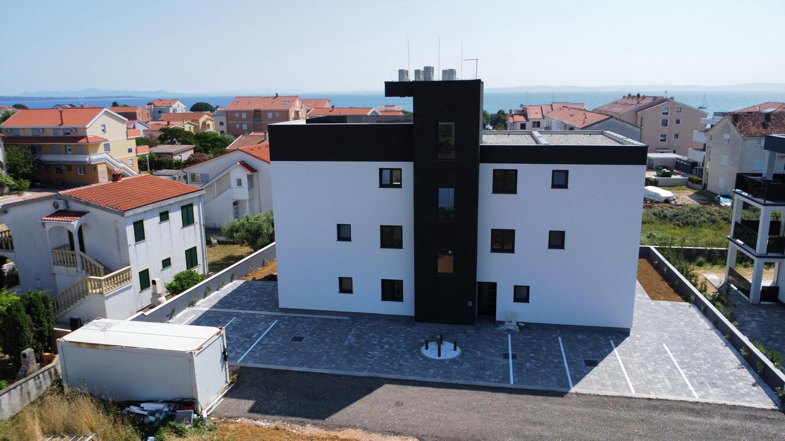 Chorvátsko -Novostavba apartmán 3x spálňa so strešnou terasou a výhľadom na more v Privlake