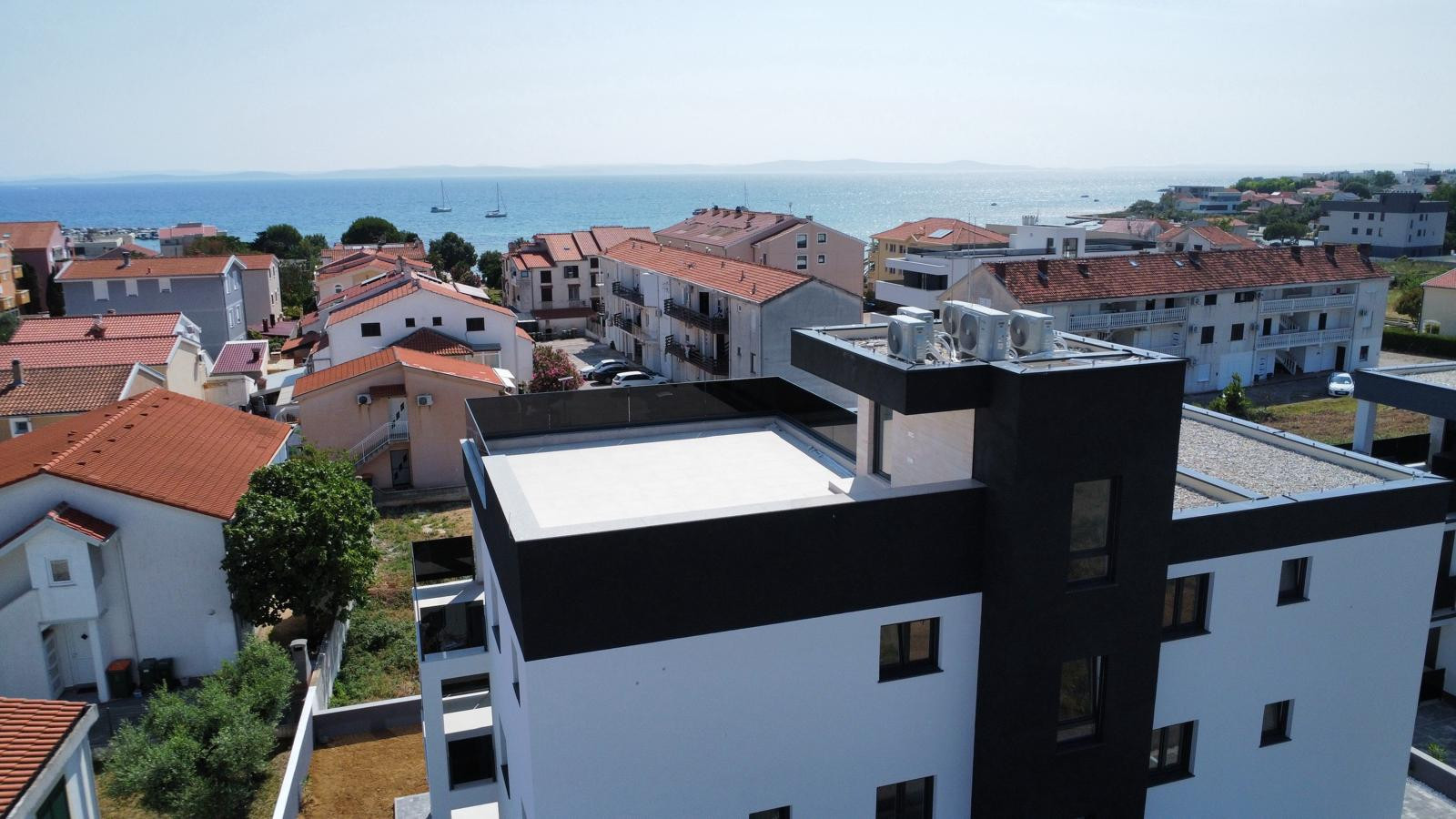 Chorvátsko -Novostavba apartmán 3x spálňa so strešnou terasou a výhľadom na more v Privlake