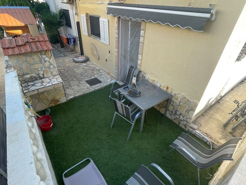 Chorvátsko- Apartmán so záhradou len 300m od mora
