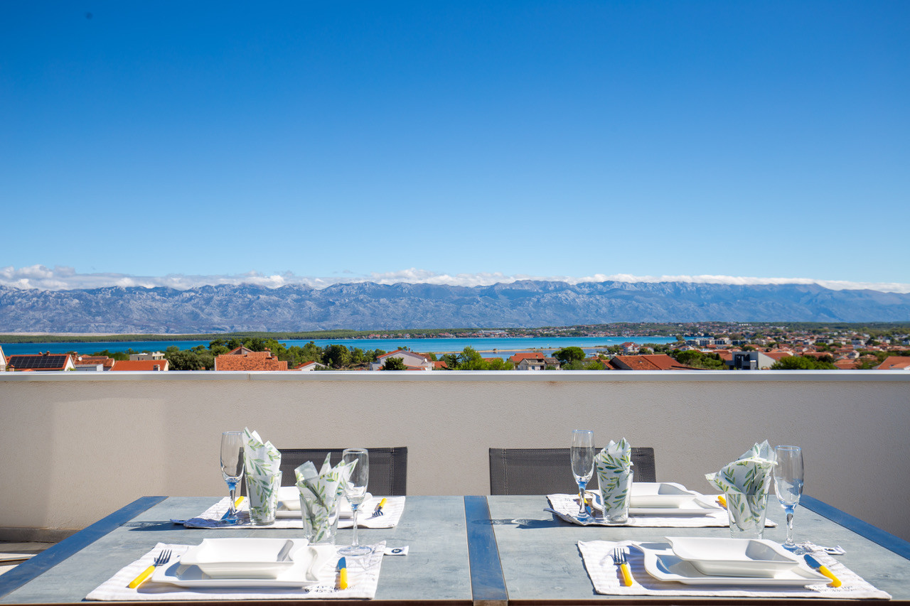 Chorvátsko - PENTHOUSE 72 m² S VEĽKOU STREŠNOU TERASOU A PANORAMATICKÝM VÝHĽADOM NA MORE