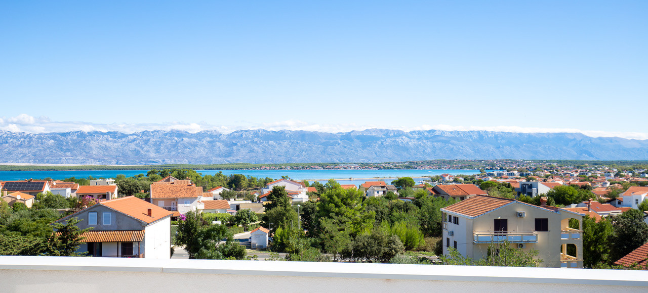 Chorvátsko - PENTHOUSE 72 m² S VEĽKOU STREŠNOU TERASOU A PANORAMATICKÝM VÝHĽADOM NA MORE