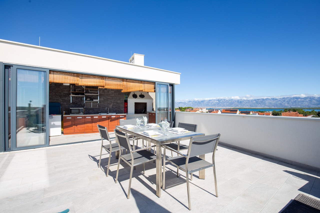 Chorvátsko - PENTHOUSE 72 m² S VEĽKOU STREŠNOU TERASOU A PANORAMATICKÝM VÝHĽADOM NA MORE