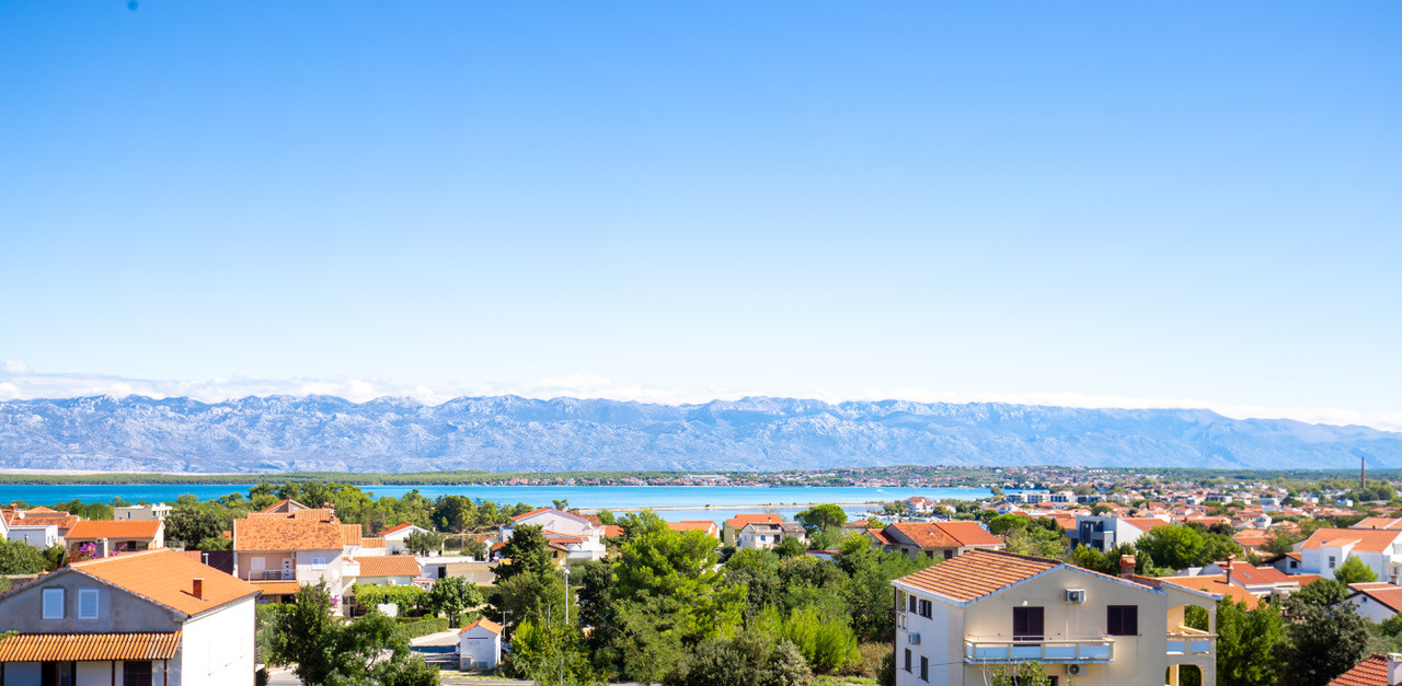 Chorvátsko - PENTHOUSE 72 m² S VEĽKOU STREŠNOU TERASOU A PANORAMATICKÝM VÝHĽADOM NA MORE