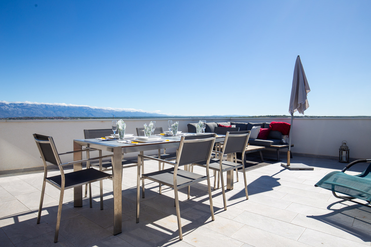 Chorvátsko - PENTHOUSE 72 m² S VEĽKOU STREŠNOU TERASOU A PANORAMATICKÝM VÝHĽADOM NA MORE