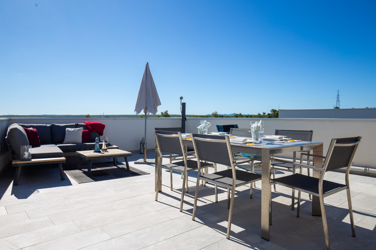Chorvátsko - PENTHOUSE 72 m² S VEĽKOU STREŠNOU TERASOU A PANORAMATICKÝM VÝHĽADOM NA MORE