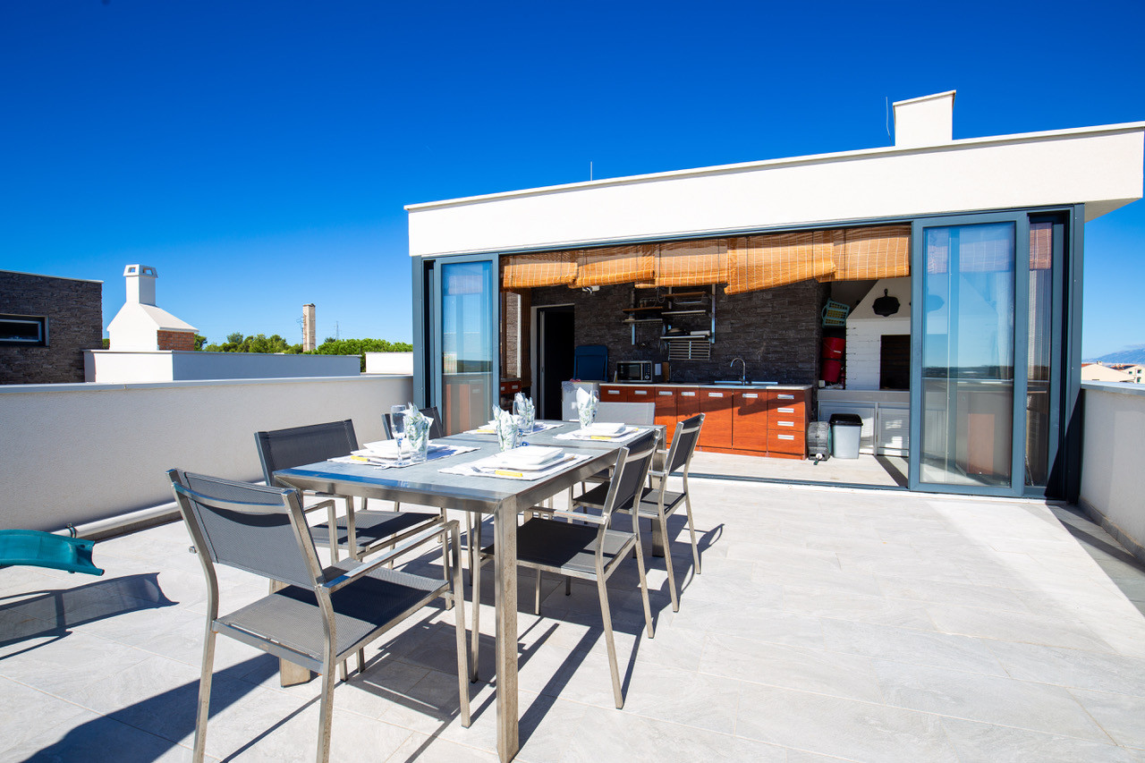 Chorvátsko - PENTHOUSE 72 m² S VEĽKOU STREŠNOU TERASOU A PANORAMATICKÝM VÝHĽADOM NA MORE