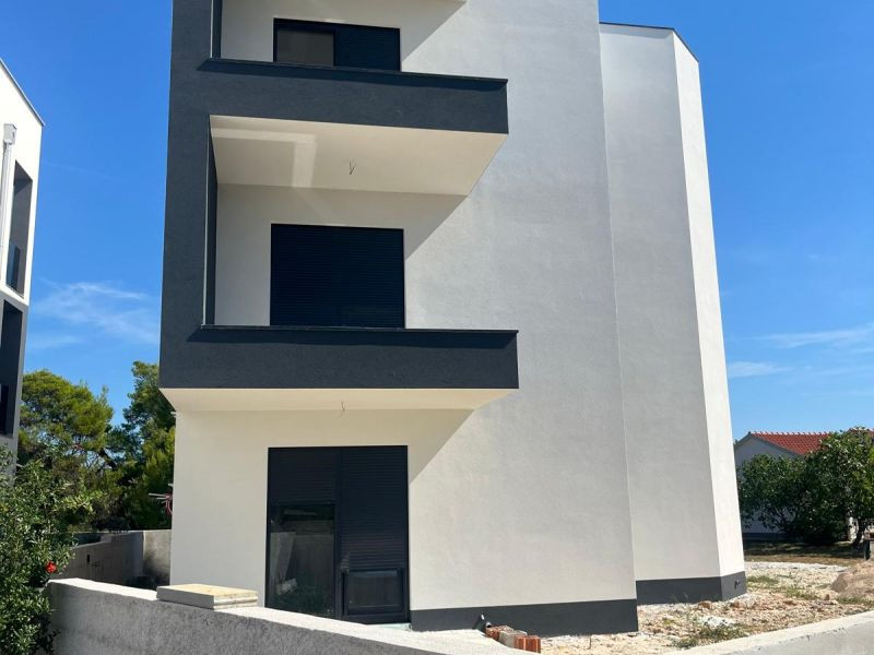 Chorvátsko - Novostavba apartmánu v centre ostrova Vir s výhľadom na more