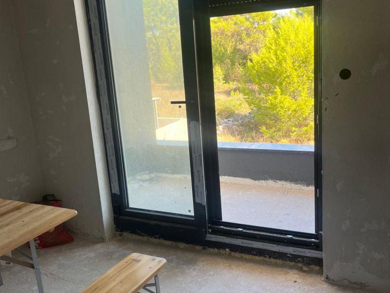 Chorvátsko - Novostavba apartmánu v centre ostrova Vir s výhľadom na more