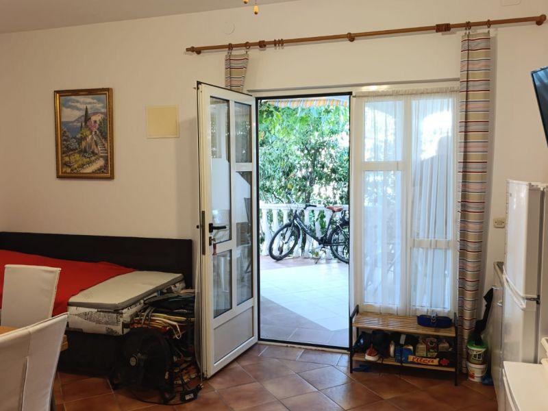 Chorvátsko- Apartmán so záhradou len 450m od mora
