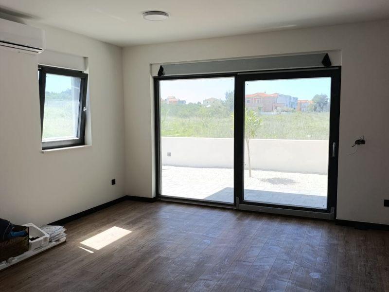 Chorvátsko - Novostavba apartmánu so záhradou a výhľadom na more