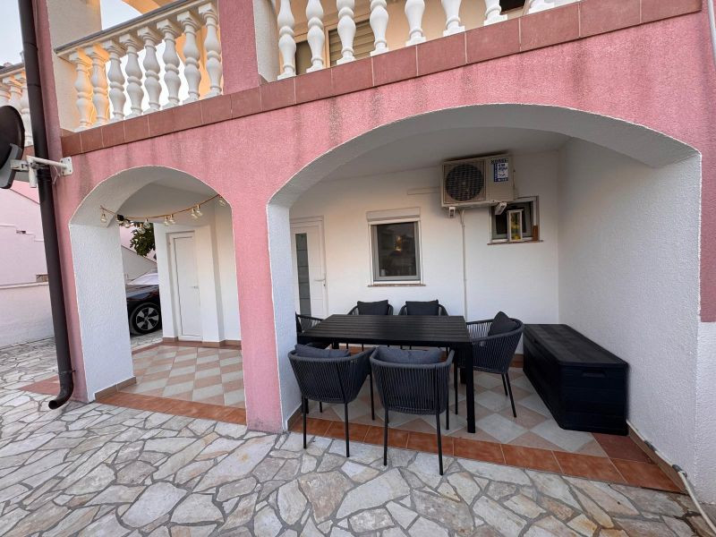 Chorvátsko, ostrov Vir - Na predaj útulný apartmán so záhradou!