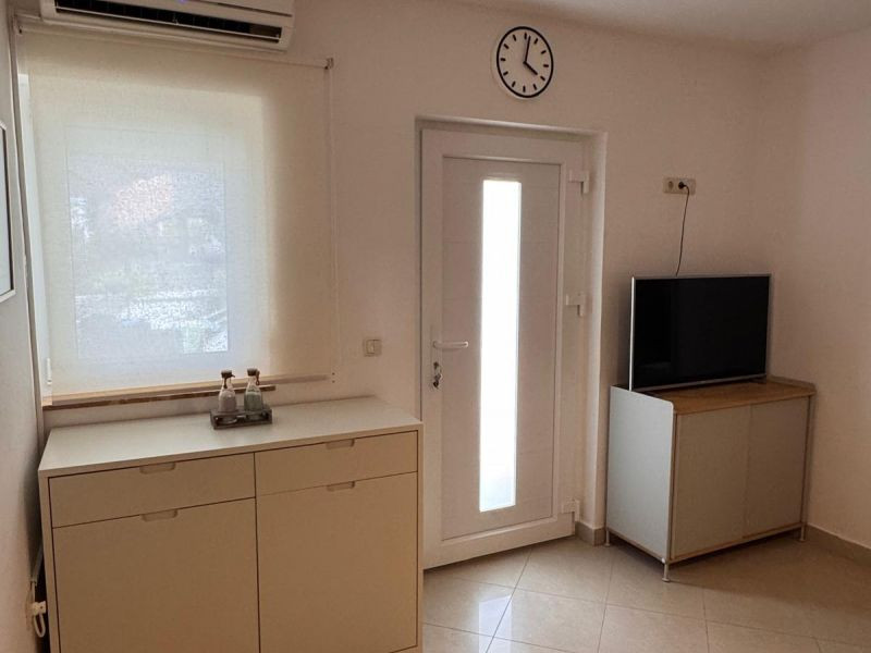 Chorvátsko, ostrov Vir - Na predaj útulný apartmán so záhradou!