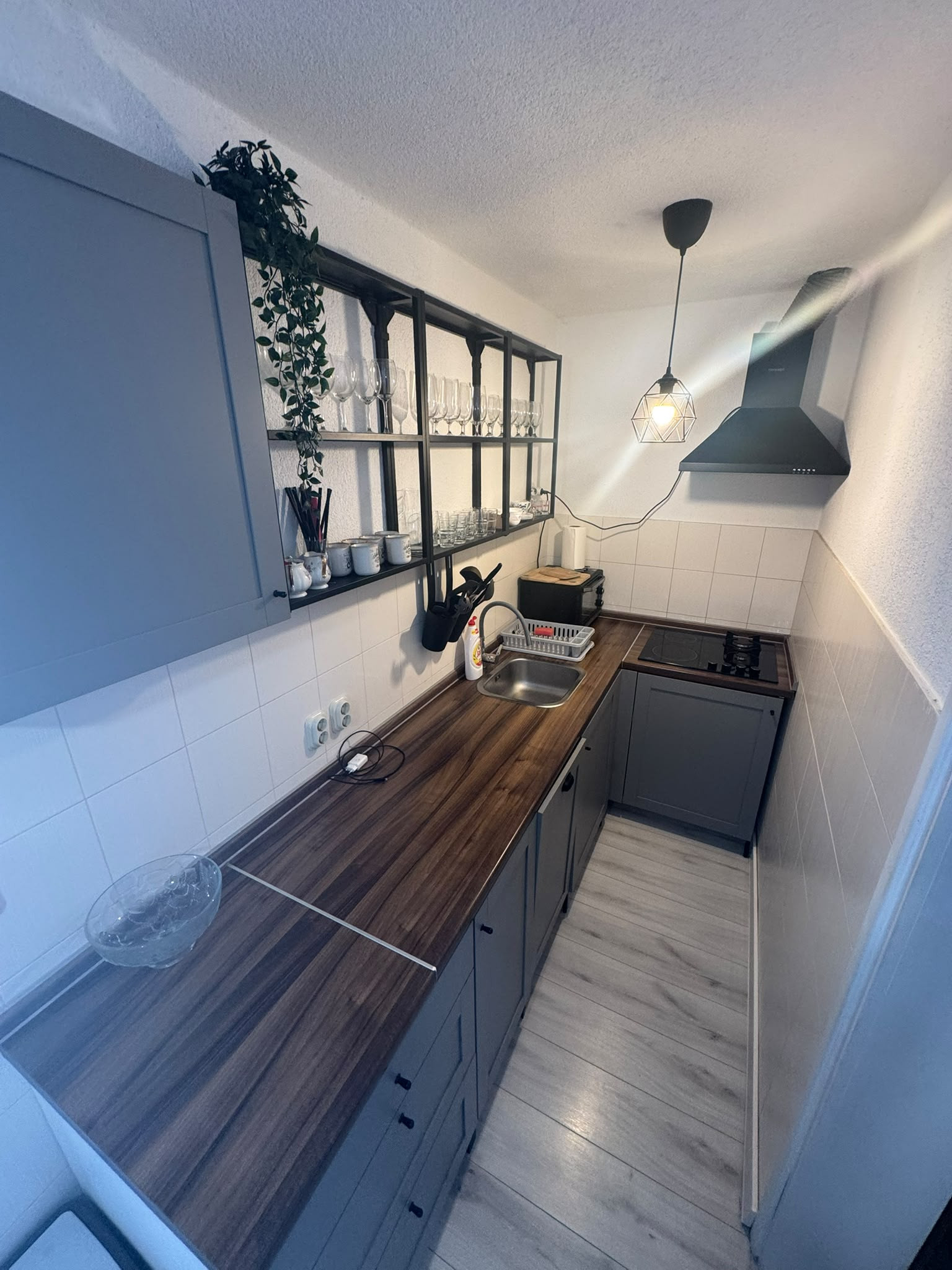 CHORVÁTSKO, VIR – Čarovný 3-izbový apartmán s podlahovým kúrením, krbom a predzáhradkou len 350 m od mora