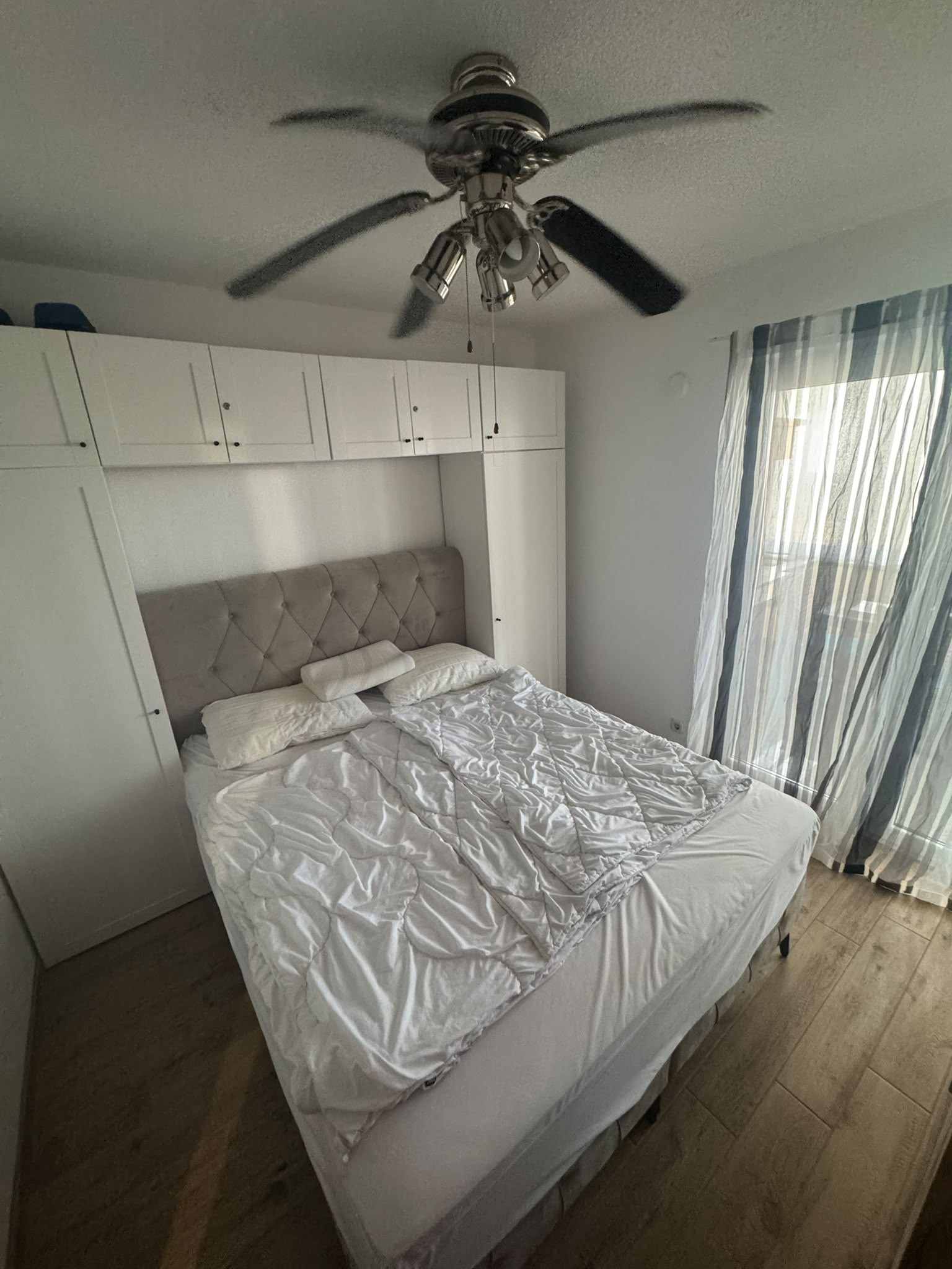 CHORVÁTSKO, VIR – Čarovný 3-izbový apartmán s podlahovým kúrením, krbom a predzáhradkou len 350 m od mora