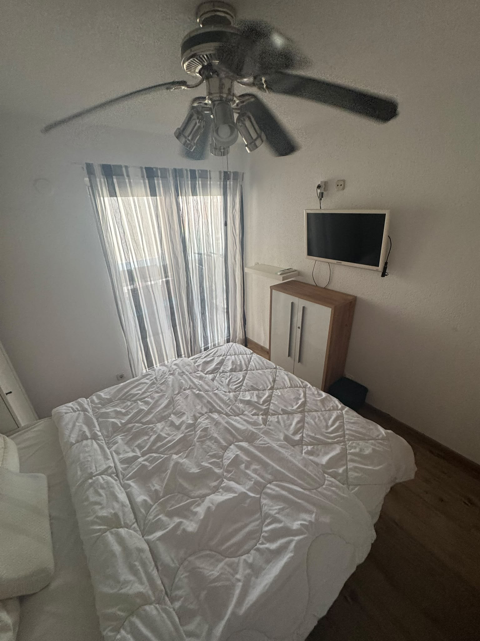 CHORVÁTSKO, VIR – Čarovný 3-izbový apartmán s podlahovým kúrením, krbom a predzáhradkou len 350 m od mora