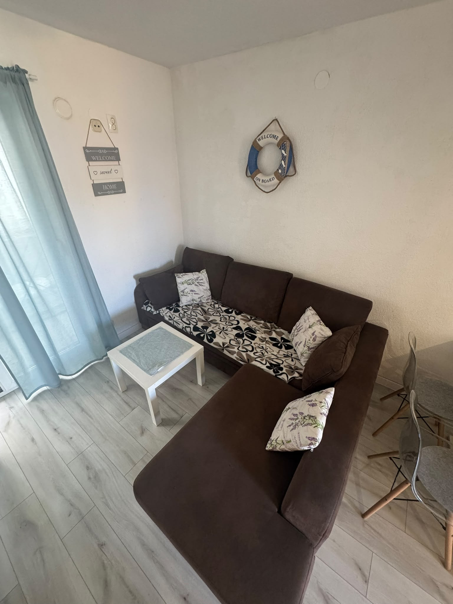CHORVÁTSKO, VIR – Čarovný 3-izbový apartmán s podlahovým kúrením, krbom a predzáhradkou len 350 m od mora