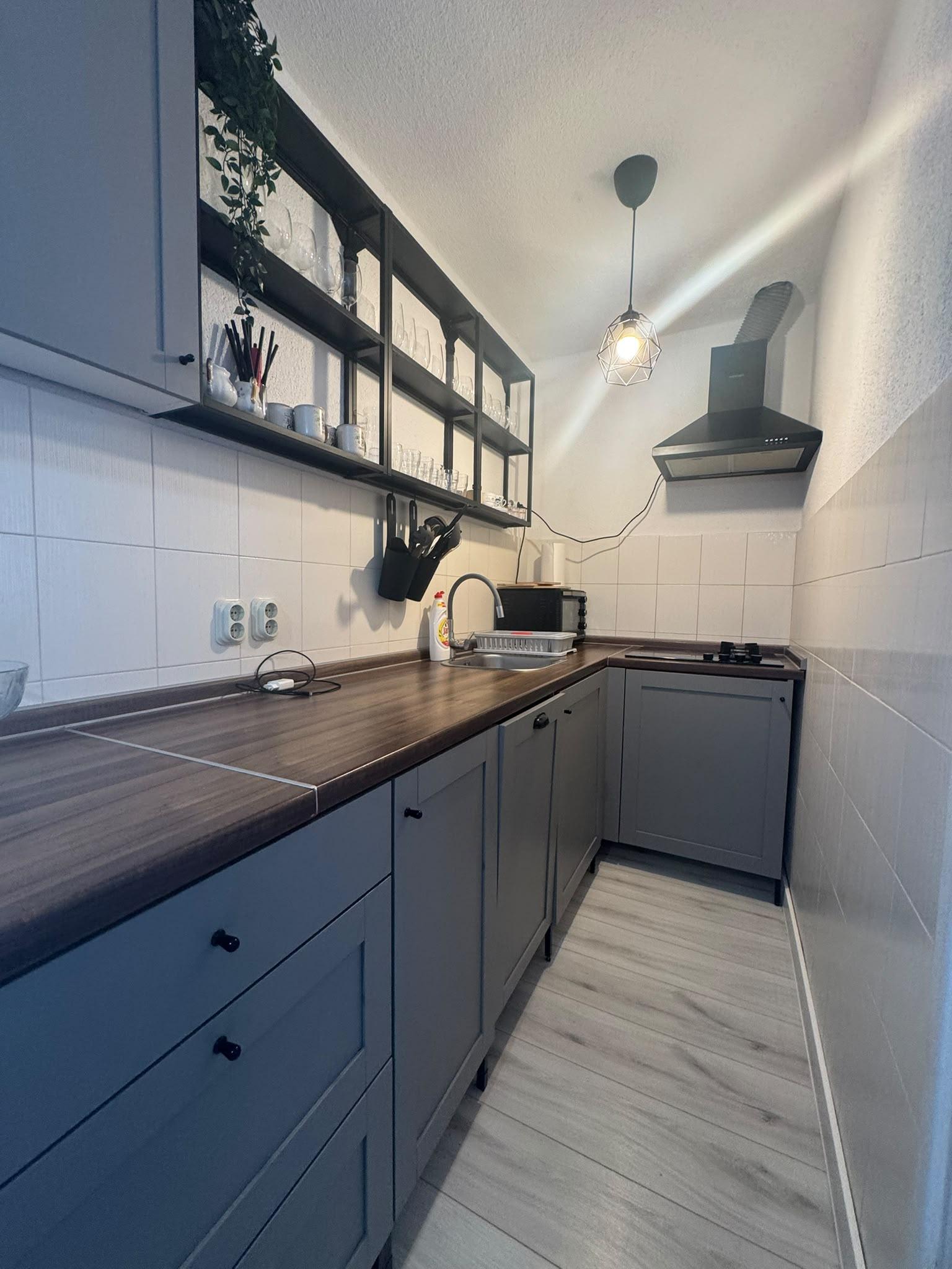 CHORVÁTSKO, VIR – Čarovný 3-izbový apartmán s podlahovým kúrením, krbom a predzáhradkou len 350 m od mora