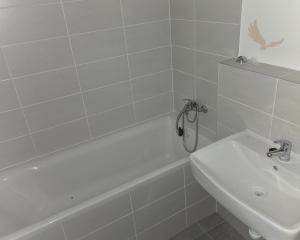 SLNEČNÝ 3-IZBOVÝ BYT V NOVOSTAVBE S PRÉMIOVOU KUCHYŇOU A PARKOVANÍM