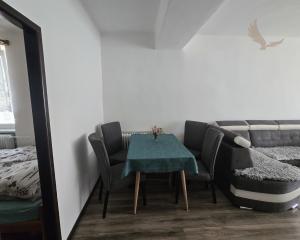 PREDAJ: 2-izbový byt s balkónom – Valaská, Hronská ulica