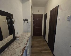 PREDAJ: 2-izbový byt s balkónom – Valaská, Hronská ulica