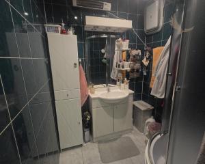 DOMOV, KDE DÝCHA DREVO: PRIESTRANNÝ 2-IZBOVÝ BYT (64 m²) – UL. RÁZUSOVA