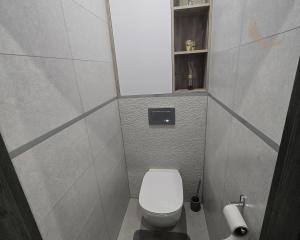 Rezervované - MODERNÝ A SLNEČNÝ: Kompletne zrekonštruovaný 1-izbový byt s loggiou v Brezne