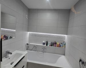 Rezervované - MODERNÝ A SLNEČNÝ: Kompletne zrekonštruovaný 1-izbový byt s loggiou v Brezne