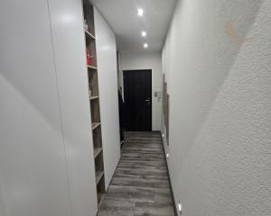 Rezervované - MODERNÝ A SLNEČNÝ: Kompletne zrekonštruovaný 1-izbový byt s loggiou v Brezne