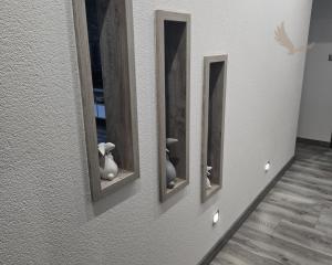 Rezervované - MODERNÝ A SLNEČNÝ: Kompletne zrekonštruovaný 1-izbový byt s loggiou v Brezne