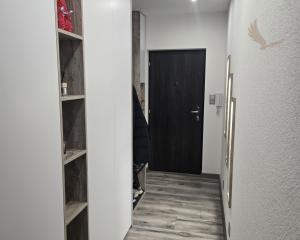 Rezervované - MODERNÝ A SLNEČNÝ: Kompletne zrekonštruovaný 1-izbový byt s loggiou v Brezne