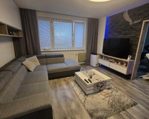 Rezervované - MODERNÝ A SLNEČNÝ: Kompletne zrekonštruovaný 1-izbový byt s loggiou v Brezne