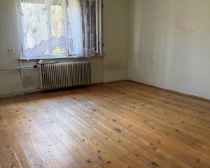 ZNÍŽENÁ CENA - Priestranný rodinný dom s veľkou záhradou - Lopej