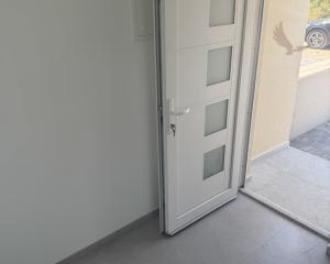 Chorvátsko - Novostavba domu s bazénom pri krásnej pláži v Privlake
