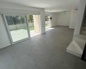 Chorvátsko - Novostavba domu s bazénom pri krásnej pláži v Privlake
