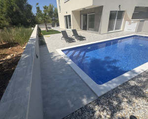 Chorvátsko - Novostavba domu s bazénom pri krásnej pláži v Privlake