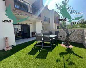 Novostavba trojpodlažný apartmán so záhradou aj strešnou terasou v Chorvátsku v Privlake