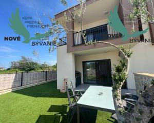 Novostavba trojpodlažný apartmán so záhradou aj strešnou terasou v Chorvátsku v Privlake