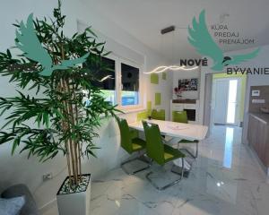 Novostavba trojpodlažný apartmán so záhradou aj strešnou terasou v Chorvátsku v Privlake