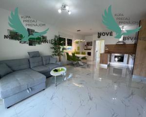 Novostavba trojpodlažný apartmán so záhradou aj strešnou terasou v Chorvátsku v Privlake