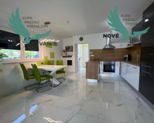 Novostavba trojpodlažný apartmán so záhradou aj strešnou terasou v Chorvátsku v Privlake