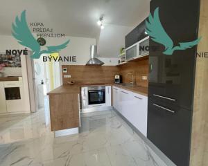 Novostavba trojpodlažný apartmán so záhradou aj strešnou terasou v Chorvátsku v Privlake