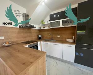 Novostavba trojpodlažný apartmán so záhradou aj strešnou terasou v Chorvátsku v Privlake