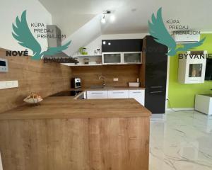 Novostavba trojpodlažný apartmán so záhradou aj strešnou terasou v Chorvátsku v Privlake