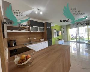 Novostavba trojpodlažný apartmán so záhradou aj strešnou terasou v Chorvátsku v Privlake