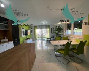 Novostavba trojpodlažný apartmán so záhradou aj strešnou terasou v Chorvátsku v Privlake