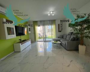 Novostavba trojpodlažný apartmán so záhradou aj strešnou terasou v Chorvátsku v Privlake