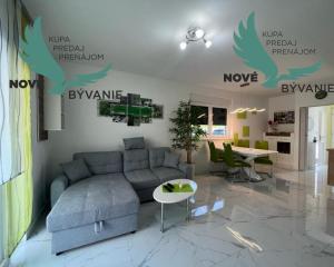 Novostavba trojpodlažný apartmán so záhradou aj strešnou terasou v Chorvátsku v Privlake