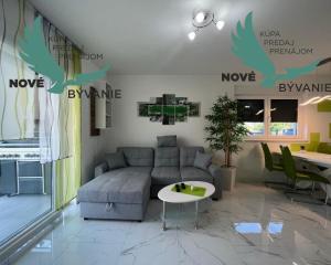 Novostavba trojpodlažný apartmán so záhradou aj strešnou terasou v Chorvátsku v Privlake