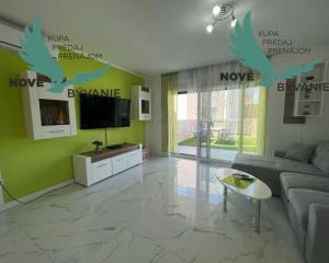 Novostavba trojpodlažný apartmán so záhradou aj strešnou terasou v Chorvátsku v Privlake